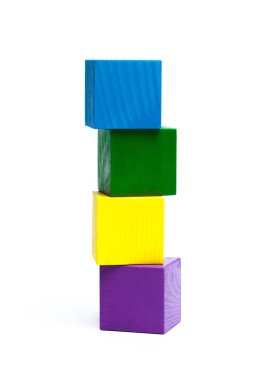 beyaz izole arka plan üzerinde renkli çocuk küpleri