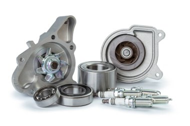 Beyaz arka plan üzerinde araba parçaların yakın çekim