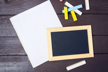 Eski ahşap arka plan üzerinde küçük yazı tahtası