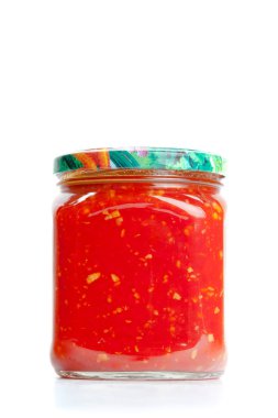 Beyaz arka plan üzerinde izole cam kavanozlarda konserve sebzeler