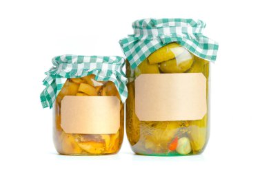 Beyaz arka plan üzerinde izole cam kavanozlarda konserve sebzeler