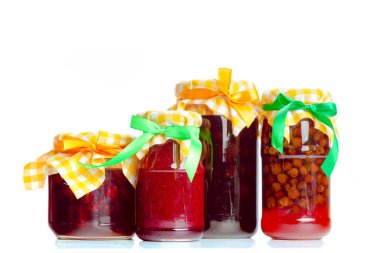 Cam kavanoz reçel beyaz arka plan üzerinde izole ile önden görünümü