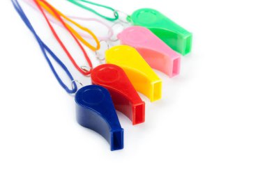 Oyuncak ıslık çok renkli izole üzerinde beyaz arka plan