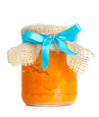 Beyaz arka plan üzerinde izole cam kavanozlarda konserve sebzeler