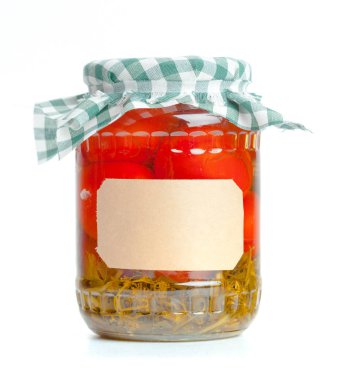 Beyaz arka plan üzerinde izole cam kavanozlarda konserve sebzeler