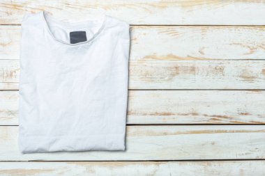 rustik ahşap arka plan üzerinde beyaz t-shirt