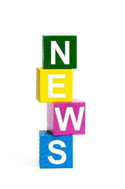 ahşap oyuncak küpleri beyaz arka plan üzerinde izole harfleri ile