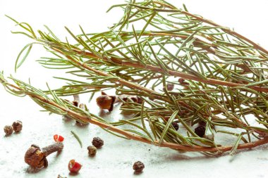 Baharat ve otlar, kapat