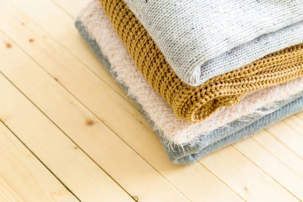 Örme kazak, yakın çekim yığını beyaz rahat 