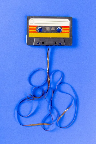 Eski ses kaset üzerinde mavi arka plan, yakın çekim 