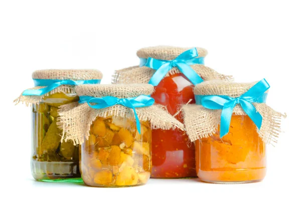 Konserve sebze cam kavanozlar izole üzerinde beyaz arka plan, yakın çekim 