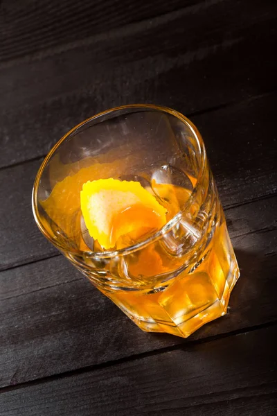 kokteyl cam siyah arka plan üzerine tekila ile