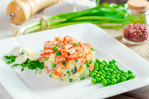 Salada Russa Com Camarões Prato Branco Close — Fotografia de Stock
