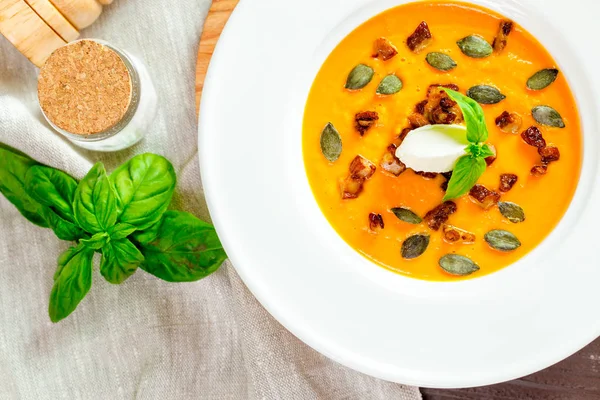 Balkabağı çorbası beyaz plaka, yakın çekim 