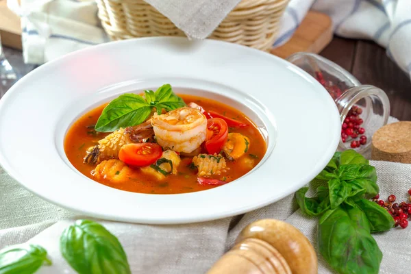 Beyaz plaka ile deniz mahsulleri çorbası, yakın çekim 