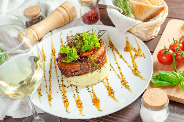 Beyaz tabakta patates püresi ve kızarmış balık.