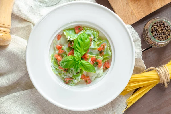 Ravioli Tészta Zöld Tésztát Tölteléket Fehér Tányérra Közelkép — Stock Fotó