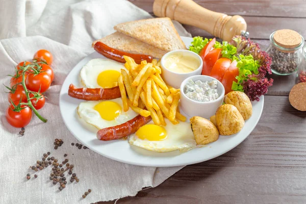 sahanda yumurta ve kahvaltıda Kızarmış sosis