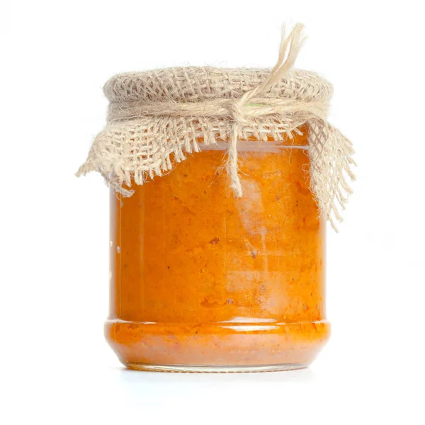 Beyaz arka plan üzerinde izole cam kavanozlarda konserve sebzeler