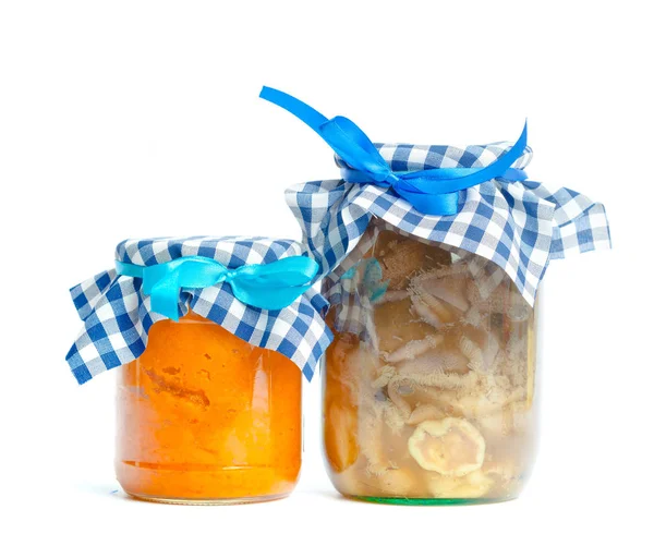 Beyaz arka plan üzerinde izole cam kavanozlarda konserve sebzeler