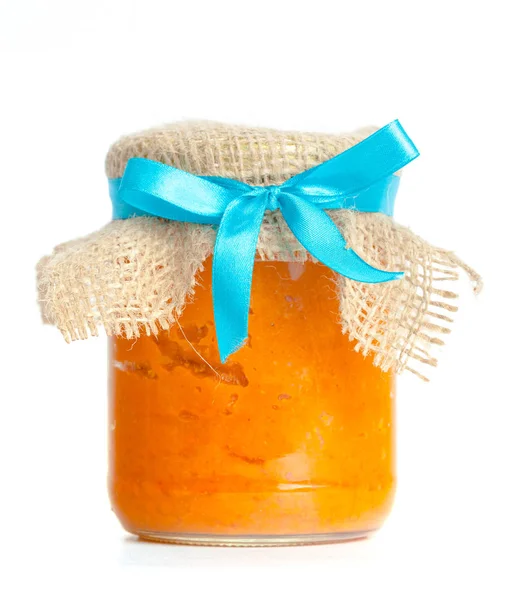 Beyaz arka plan üzerinde izole cam kavanozlarda konserve sebzeler