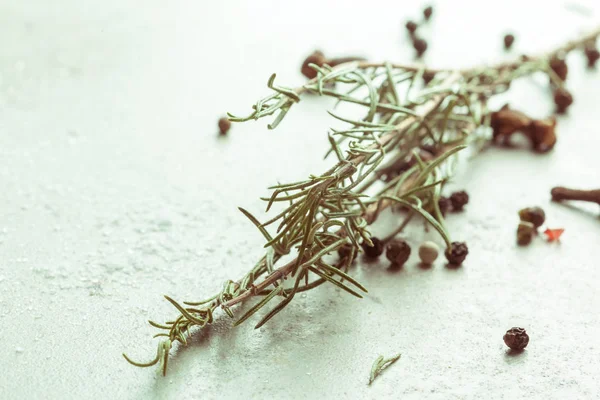 Baharat ve otlar, kapat