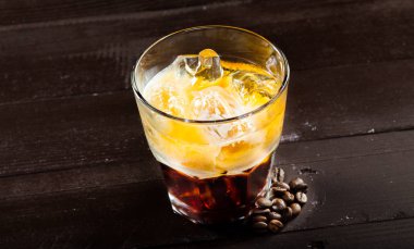 kokteyl cam siyah arka plan üzerine tekila ile