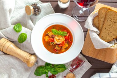 Beyaz plaka ile deniz mahsulleri çorbası, yakın çekim 