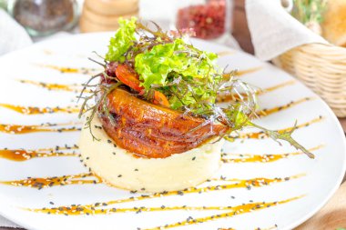 Kızarmış balık ve patates püresi.