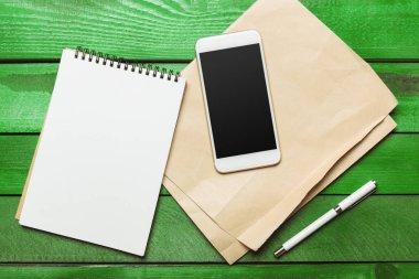 Ofis masaları ile smartphone üstünde o. Yukarıdan görüntülemek 