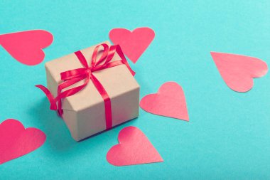 Hediye kutusu ile turkuaz arka plan üzerinde şerit