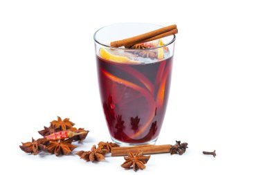 Fincan sıcak şarap beyaz zemin üzerine izole baharatlar ile yakın çekim 