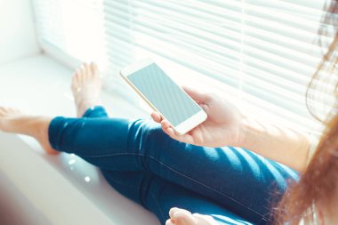 Modern cep telefonu elinde olan kadın 