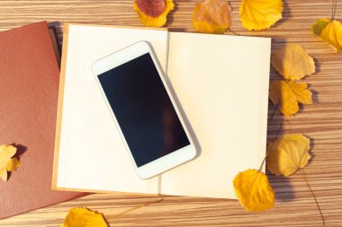 smartphone yükseltilmiş görünümünü ahşap tablo