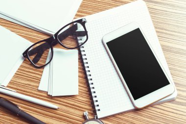 smartphone yükseltilmiş görünümünü ahşap tablo