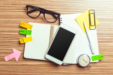 smartphone yükseltilmiş görünümünü ahşap tablo