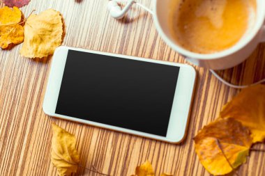 smartphone yükseltilmiş görünümünü ahşap tablo