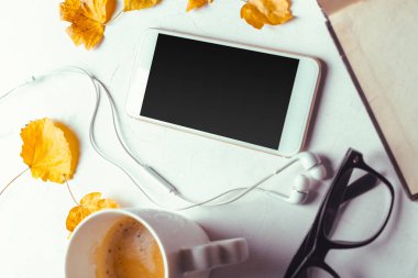 Üstten görünüm smartphone sahte şablon ile siyah ekran