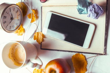 Üstten görünüm smartphone sahte şablon ile siyah ekran