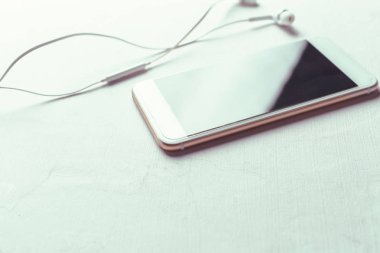 Üstten görünüm smartphone sahte şablon ile siyah ekran