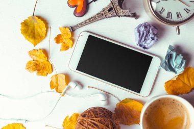 Üstten görünüm smartphone sahte şablon ile siyah ekran