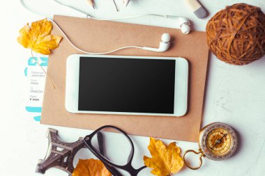 Üstten görünüm smartphone sahte şablon ile siyah ekran