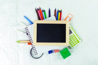 Küçük ahşap çerçeveli boş yazı tahtası üstten görünüm 