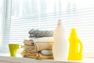 saf giysileri yıkarken sıvı ile