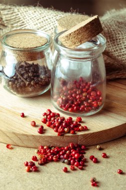 Baharat ve otlar, kapat