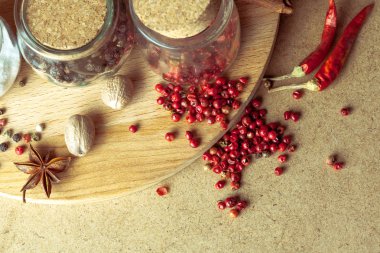 Baharat ve otlar, kapat