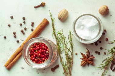 Baharat ve otlar, kapat