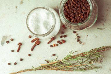 Baharat ve otlar, kapat