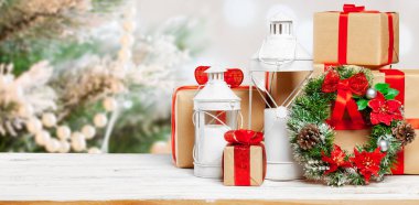 Eski masada hediyeler yığını önden görünümü