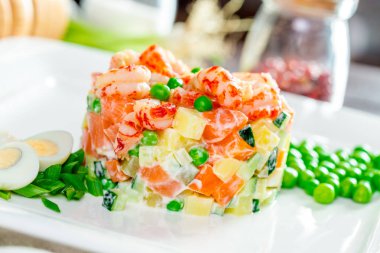 Rus beyaz tabakta karides salatası yakın çekim 